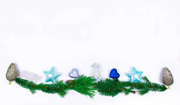 Tallkvistar Dekorerade Med Julleksaker Och Gyllene Kottar Vit Bakgrund Jul — Stockfoto