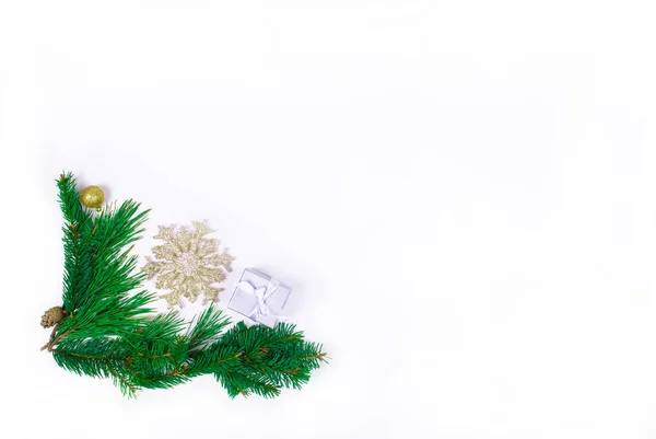 Різдвяна Рамка Соснових Гілок Прикрашена Іграшками Білому Тлі Різдвяна Або — стокове фото