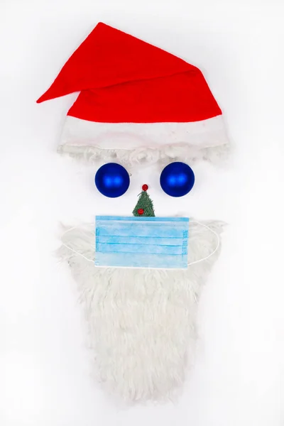 Cara Santa Claus Hecha Juguetes Navidad Abeto Barba Una Máscara — Foto de Stock