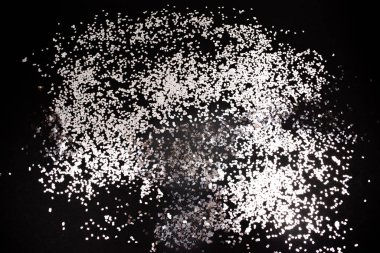 Siyah beyaz arka plan. Siyah arkaplanda beyaz ve gümüş metalik pullardan yapılmış çerçeve.