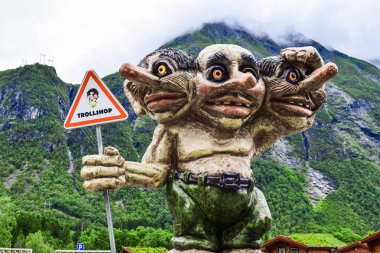 Andalsnes, Norveç - 27 Haziran 2019: Trol Heykeli, Trollstigen 'in eteklerinde (Trol Merdivenleri), 11 saç tokası sayesinde popüler bir turistik dağ yolu.