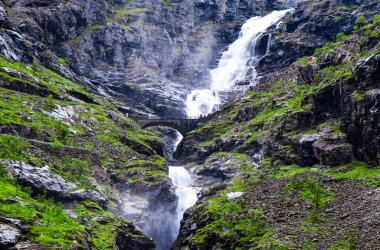Stigfossen şelalesi Trollstigen ya da Troll Merdivenleri yakınlarındaki 11 saç tokasından dolayı popüler bir turizm merkezi olan yılansı dağ yolu. Daha fazla og Romsdal, Norveç.