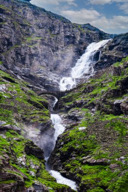Stigfossen şelalesi Trollstigen ya da Troll Merdivenleri yakınlarındaki 11 saç tokasından dolayı popüler bir turizm merkezi olan yılansı dağ yolu. Daha fazla og Romsdal, Norveç.