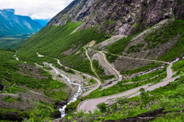 Trol stijeni ya da Trol Merdiveni% 10 'luk dik eğiminden ve on bir saç tokası dik bir dağ yamacını, Andalsnes' i, Norveç 'i,.