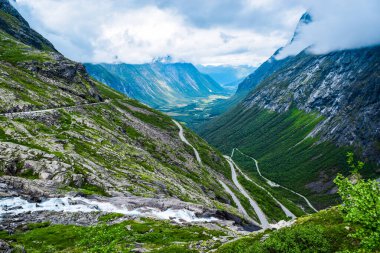 Trol stijeni ya da Trol Merdiveni% 10 'luk dik eğiminden ve on bir saç tokası dik bir dağ yamacını, Andalsnes' i, Norveç 'i,.