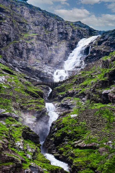 Stigfossen Vízesés Közelében Trollstigen Vagy Troll Stairs Egy Szerpentin Hegyi — Stock Fotó