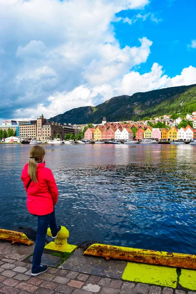 Deniz Koyunun Arka Planındaki Kız Turist Bergen Seti Üzerindeki Eski — Stok fotoğraf