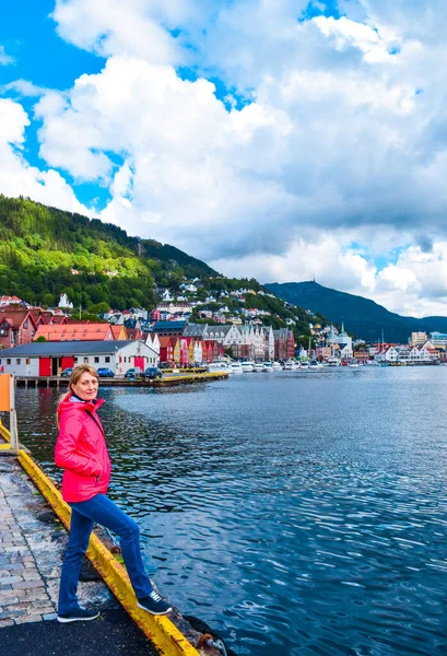 Touristinnen Vor Dem Hintergrund Der Meeresbucht Und Alter Holzhäuser Ufer — Stockfoto