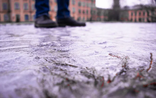 Trottoir Couvert Glace Glissante Sur Fond Pieds Piétons Bâtiments Ville — Photo