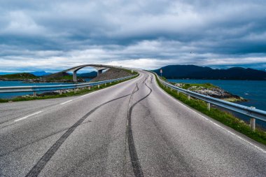 Storseisundet Köprüsü (Storseisundbrua), Atlantik Okyanusu Yolu 'nu oluşturan sekiz köprünün en ünlüsü ve en uzunudur. Norveç 'in resmi turizm rotalarından biridir..