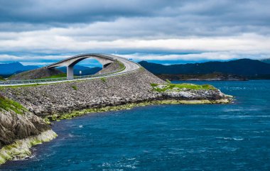 Storseisundet Köprüsü (Storseisundbrua), Atlantik Okyanusu Yolu 'nu oluşturan sekiz köprünün en ünlüsü ve en uzunudur. Norveç 'in resmi turizm rotalarından biridir..
