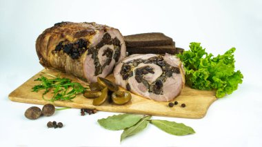 Baharat, defne yaprakları, roka ve beyaz arka planda dilimlenmiş ekmek dilimleriyle süslenmiş kesilmiş kuru erik ve mantarlı fırında köfte..