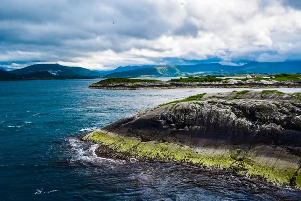 Paisaje Pequeñas Islas Mar Noruega Con Telón Fondo Cielo Nublado — Foto de Stock