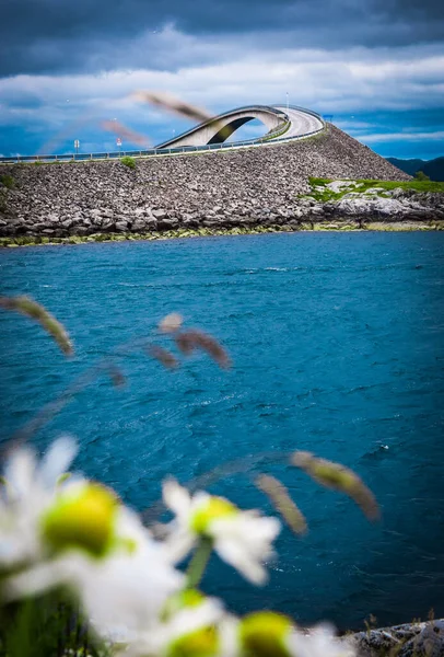 Puente Storseisundet Fija Contra Cielo Azul Turbio Dramático Las Flores — Foto de Stock