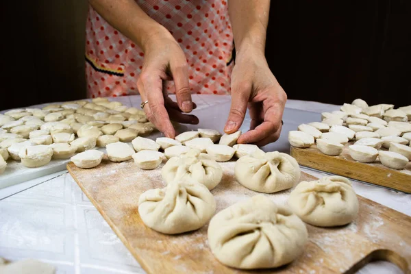 Руки Женщины Испачканные Мукой Аккуратно Разложили Досках Свежеприготовленные Пельмени Ручной — стоковое фото