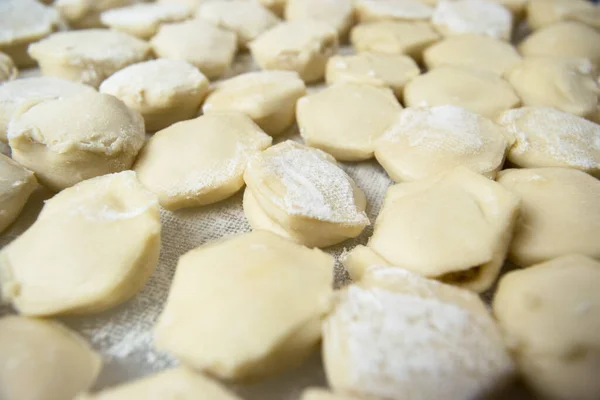 Handgjorda Ravioli Dumplings Vackert Arrangerade Rader Skärbräda Och Beströdda Med — Stockfoto