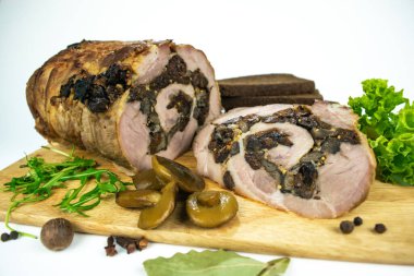 Baharat, defne yaprakları, roka ve beyaz arka planda dilimlenmiş ekmek dilimleriyle süslenmiş kesilmiş kuru erik ve mantarlı fırında köfte..