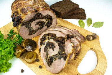 Baharat, defne yaprakları, roka ve beyaz arka planda dilimlenmiş ekmek dilimleriyle süslenmiş kesilmiş kuru erik ve mantarlı fırında köfte..