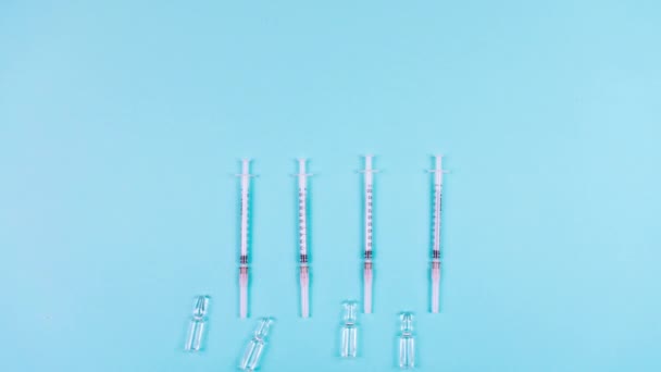 Injekční Stříkačky Injekční Lahvičky Vakcínou Tvoří Jedno Srdce Světle Modrém — Stock video