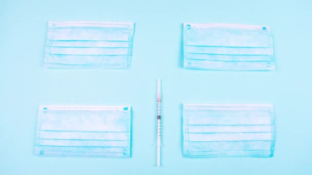 Máscaras Seringas Frascos Para Injetáveis Vacina Aparecem Contra Fundo Azul — Vídeo de Stock