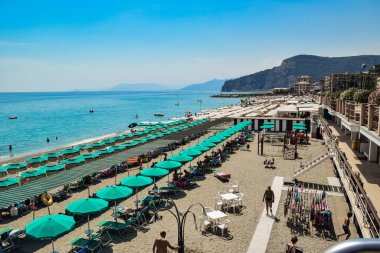 Final Ligure, İtalya - 22 Temmuz 2019: Kumlu ve çakıllı Castelleto Pier Sahili üzerinde tatilciler sakin Akdeniz yakınlarında güneşli bir yaz günü. Ligurian Riviera Sahili.