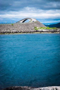 Storseisundet Köprüsü (Storseisundbrua), Atlantik Okyanusu Yolu 'nu oluşturan sekiz köprünün en ünlüsü ve en uzunudur. Norveç 'in resmi turizm rotalarından biridir..