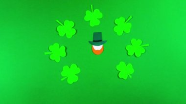Aziz Patrick Günü için 4k tebrik kartı, 17 Mart 'ta kutlanıyor. İrlanda kültürel bayramı. Ziyafet sembolleri yonca ve leprikonlar. Yeşil arka plan. Hareket animasyonunu durdur. Boşluğu kopyala.