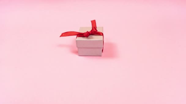 Kleine Geschenkschachtel Gebunden Mit Einer Roten Schleife Mit Einem Geschenk — Stockvideo