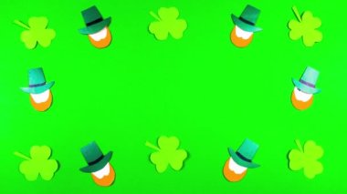 Yeşil arka planda 4k Shamrock yaprakları ve leprikonlar. 17 Mart 'ta kutlanan Aziz Patrick Günü için tebrik kartı. İrlanda kültürel bayramı. Hareket animasyonunu durdur. Boşluğu kopyala.