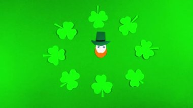 Yeşil arka planda 4k Shamrock yaprakları ve leprikonlar. 17 Mart 'ta kutlanan Aziz Patrick Günü için tebrik kartı. İrlanda kültürel bayramı. Hareket animasyonunu durdur. Boşluğu kopyala.