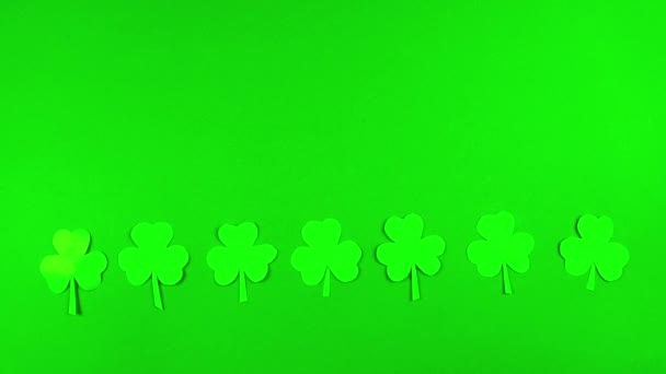 緑の背景に4Kのシャムロックの葉 3月17日に行われる聖パトリックの日のグリーティングカード アイルランド文化の休日 動くなよ スペースのコピー — ストック動画