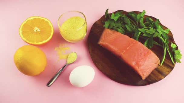 含有胶原蛋白的食物 柑橘类水果含有胶原蛋白 是合成年轻皮肤和健康关节所必需的 浅粉色背景 复制空间 — 图库视频影像