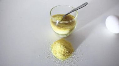 Jelatin ve yumurta, genç cilt ve sağlıklı eklemler için gerekli olan kolajen içeren ana gıdalardır. Doğru beslenmenin minimalist konsepti. Beyaz arka plan. Düz yerde, üst tarafta. Boşluğu kopyala.