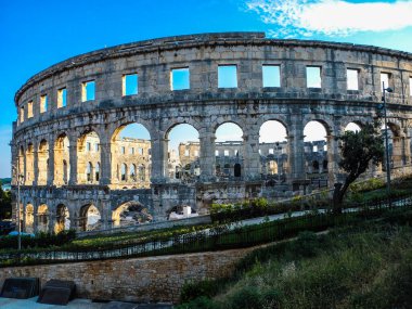 Hırvatistan 'ın en iyi korunmuş simgelerinden biri olan Pula' daki antik Roma amfitiyatro arenası. Turizm ve UNESCO mirası