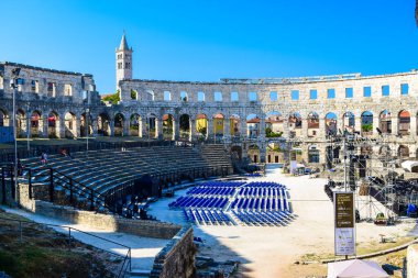 Pula, Hırvatistan - 26 Haziran 2019: Hırvatistan 'ın en iyi korunmuş simgelerinden biri olan Pula' daki Antik Roma amfitiyatro arenası. Turizm ve UNESCO mirası.