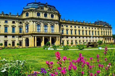 Wurzburgr, Almanya - 4 Temmuz 2019: 18. yüzyıl barok sarayı Wurzburg Sarayı ve onun Court Gardens 'ı şehrin ve UNESCO' nun Dünya Mirası 'nın ana manzarasıdır. Bina yeniden inşa edildi.