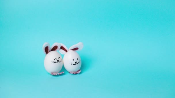 Два Милі Великодні Кролики Білих Курячих Яєць Рухаються Вітаються Відпустці — стокове відео