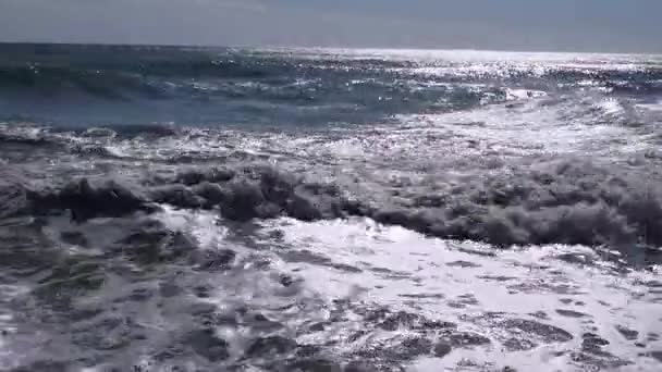 Καταιγίδα Και Ενθουσιασμός Στη Θάλασσα Θυελλώδη Κύματα Σπάνε Όμορφα Σχηματίζοντας — Αρχείο Βίντεο