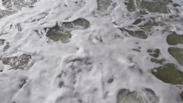 Zamknij Siębiała Piana Morskiego Surfingu Fale Morskie Falują Piaszczystej Plaży — Wideo stockowe