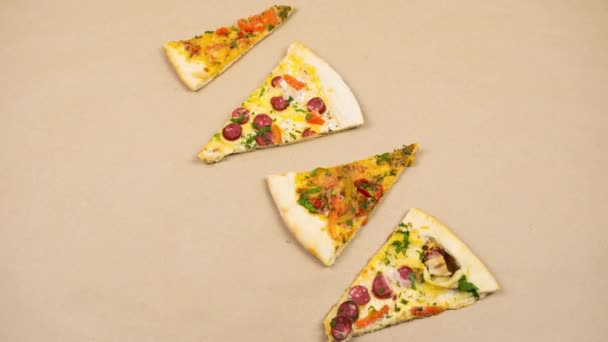 Grop Háromszög Alakú Szeletek Különböző Típusú Pizza Húzza Össze Elterjedt — Stock videók