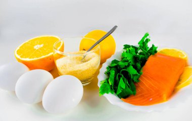 Kolajen içeren yiyecekler. Jelatin, yumurta, balık, yeşillikler, kolajen içeren narenciye meyveleri ve genç cilt ve sağlıklı eklemler için sentezi için gereklidir. Beyaz arka plan. Boşluğu kopyala.