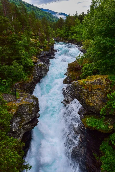 Flujos Tormentosos Agua Cascada Slettafossen Que Tallaron Canal Roca Paisaje — Foto de Stock