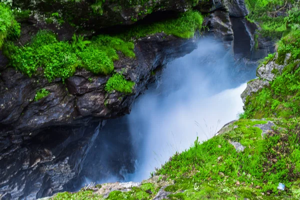 Slettafossen Şelalesinin Fırtınalı Suları Kayalarda Bir Kanal Açmıştı Yeşil Ormanın — Stok fotoğraf