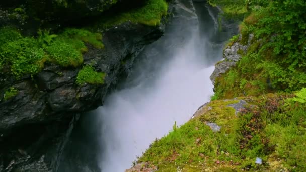 Flujos Tormentosos Agua Cascada Slettafossen Que Tallaron Canal Roca Paisaje — Vídeos de Stock