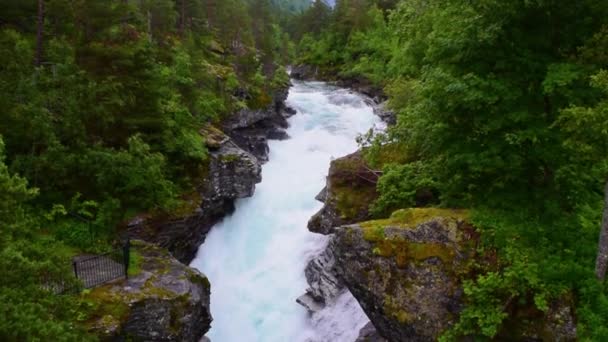Flujos Tormentosos Agua Cascada Slettafossen Que Tallaron Canal Roca Paisaje — Vídeo de stock