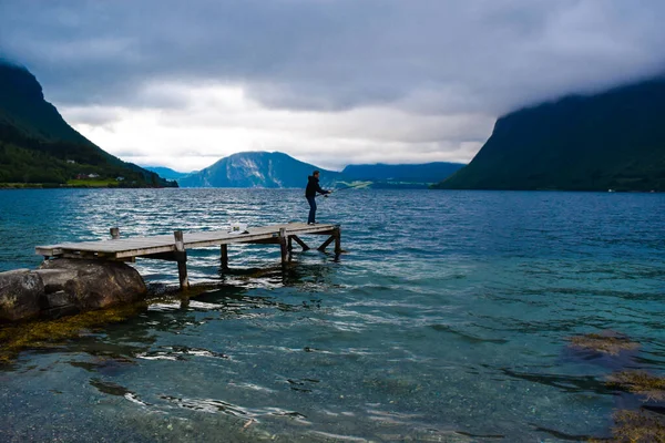 Ludzie Łowią Wędkami Dramatyczny Niebieski Krajobraz Fjord Romsdal Romsdalsfjord Gór — Zdjęcie stockowe