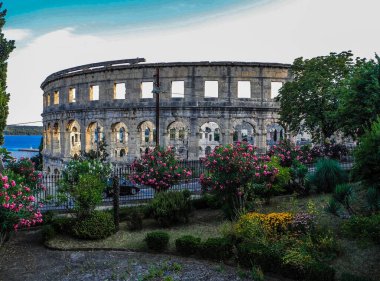 Hırvatistan 'ın en iyi korunmuş simgelerinden biri olan Pula' daki antik Roma amfitiyatro arenası. Turizm ve UNESCO mirası