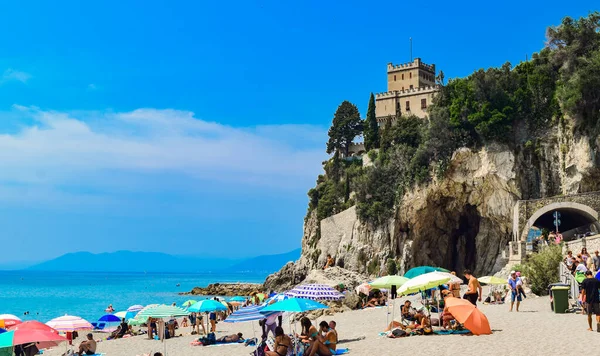 Finale Ligure Italia Luglio 2019 Vacanze Sulla Spiaggia Libera Sabbia — Foto Stock