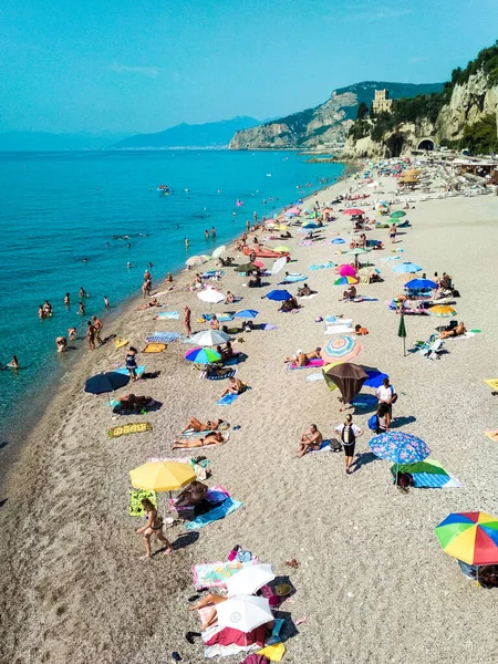 Finale Ligure イタリア July 2019 穏やかな地中海に近い夏の晴れた日に 無料の砂と小石のCapo San DonatoまたはCastelleto Pier — ストック写真