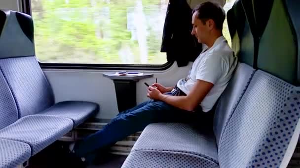 Passager Monte Dans Train Tenant Son Smartphone Passager Est Assis — Video